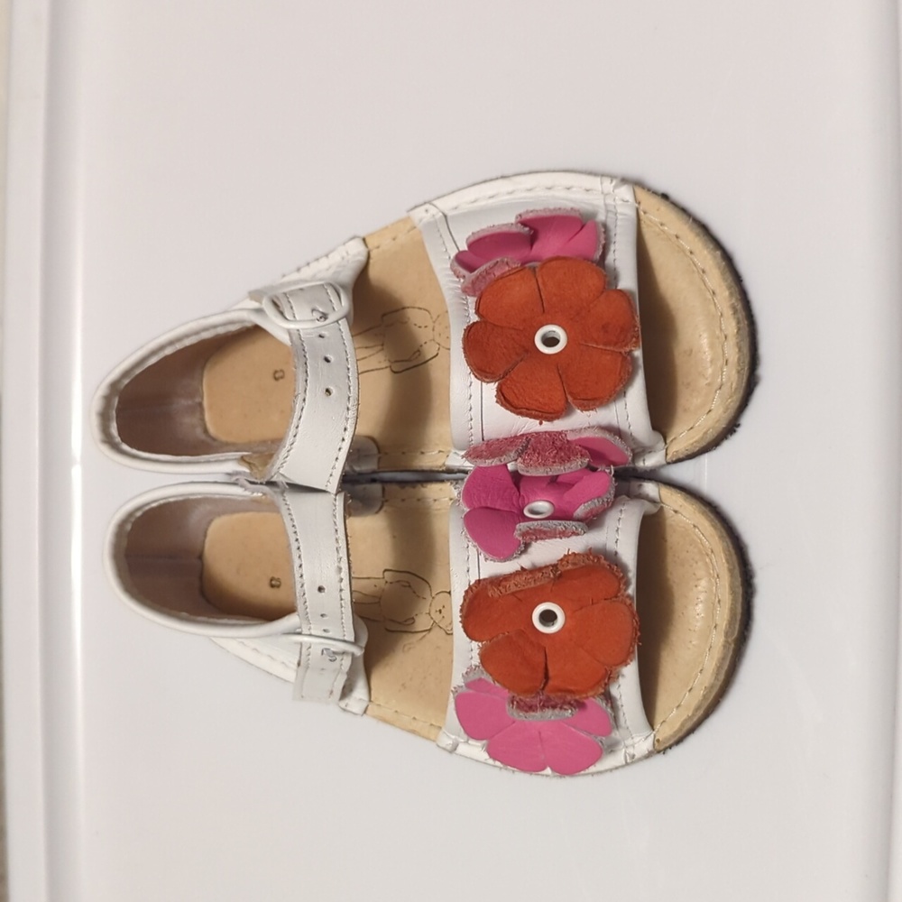 Bear Feet handmade white sandals w/ pink & orange flowers used in good cndtn Sz8